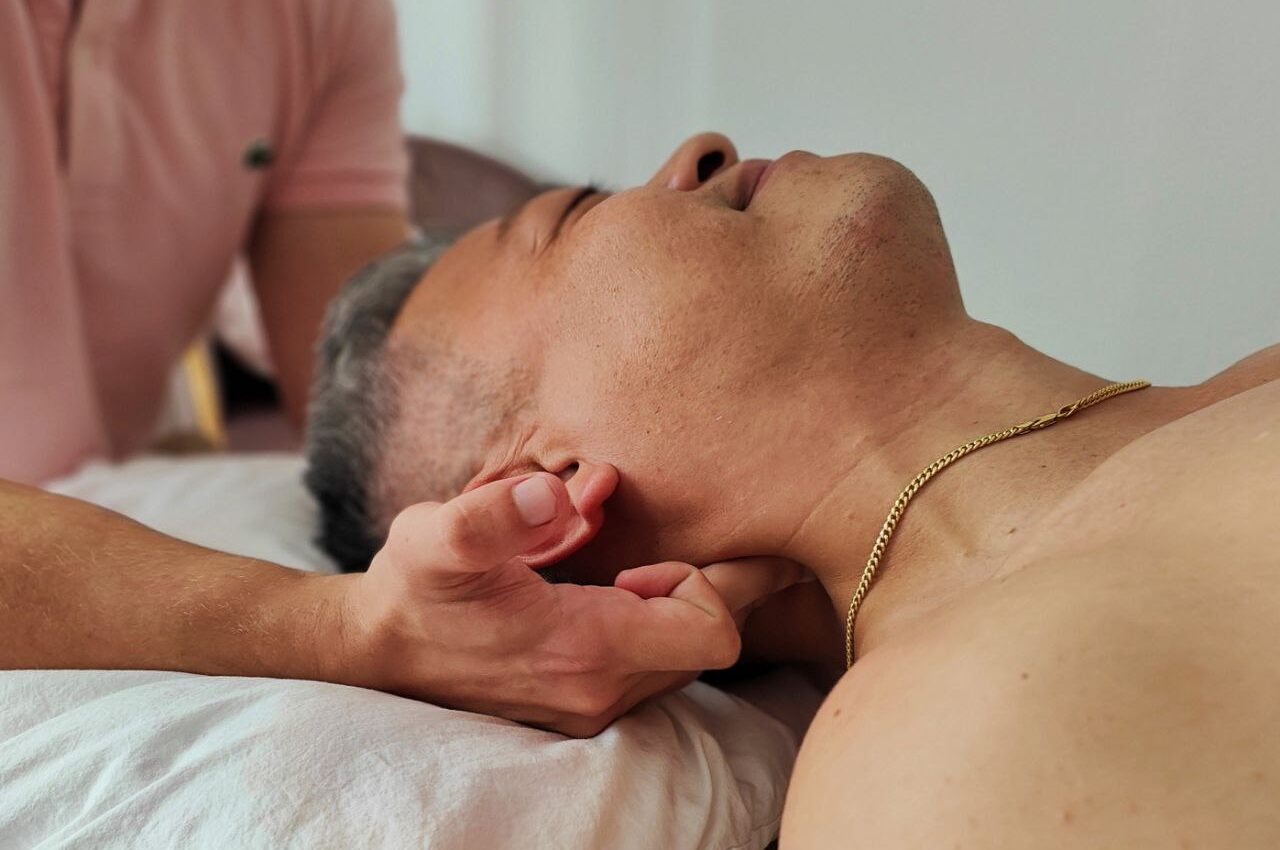 man getting tcm head massage